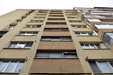 Komünist dönemden birkaç blok ötedeki apartman manzarası, Doğu Avrupa 'da yıpranmış beton binalar