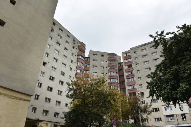 Komünist dönemden birkaç blok ötedeki apartman manzarası, Doğu Avrupa 'da yıpranmış beton binalar
