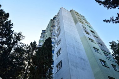 Komünist dönemden birkaç blok ötedeki apartman manzarası, Doğu Avrupa 'da yıpranmış beton binalar