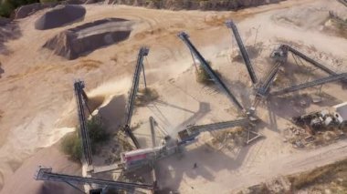 Taş ocağının hava görüntüsü taşıma bandı sistemi çalışıyor, taş çene ezici fabrikası