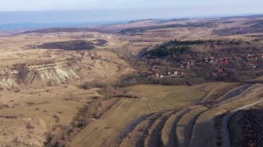 Sonbaharda kırsal çayırların ve köylerin üzerinde uçan tarımsal tarlalar...