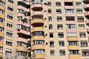 Komünist dönemden kalma bir apartman dairesi. Geleneksel komünist konut topluluğu