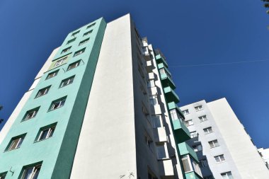 Komünist dönemden birkaç blok ötedeki apartman manzarası, Doğu Avrupa 'da yıpranmış beton binalar