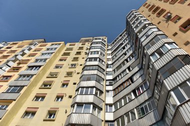 Komünist dönemden kalma bir apartman dairesi. Geleneksel komünist konut topluluğu