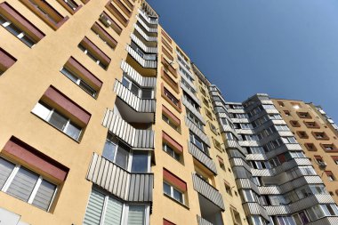 Komünist dönemden birkaç blok ötede, Doğu Avrupa 'daki beton binalar yıpranmış.