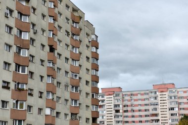 Komünist dönemde inşa edilmiş Sovyet apartmanları, beton apartmanlar.