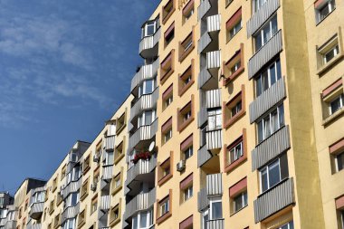 Romanya 'daki eski Sovyet beton bloklu evler