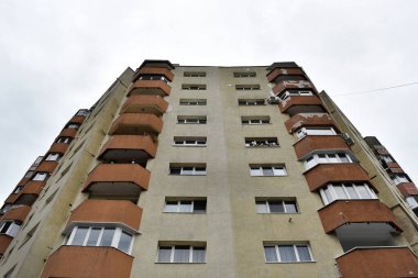 Komünist dönemden birkaç blok ötedeki apartman manzarası, Doğu Avrupa 'da yıpranmış beton binalar