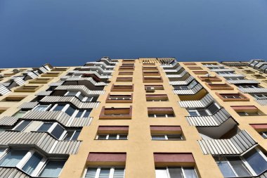 Romanya 'daki eski Sovyet beton bloklu evler