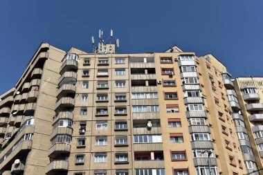 Beton binanın tipik ön cephesi. Sovyet blokları.