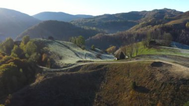  Sonbaharda Alp Dağı çiftliğinin havadan görünüşü