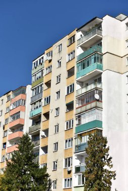 Beton binanın tipik ön cephesi. Sovyet blokları.