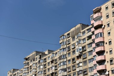 Beton binanın tipik ön cephesi. Sovyet blokları.