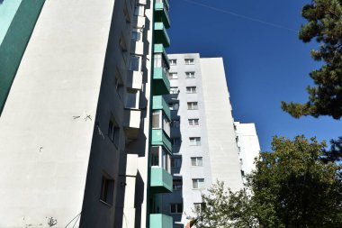 Komünist dönemden birkaç blok ötedeki apartman manzarası, Doğu Avrupa 'da yıpranmış beton binalar