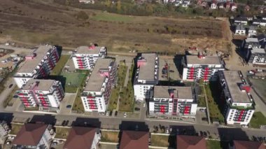 Kentsel geçmişin havadan görünüşü, yeni bir apartmanın dışı. Yüksek binaların modern tasarımı