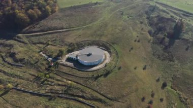  Çayırdaki büyük beton su deposunun havadan görünüşü