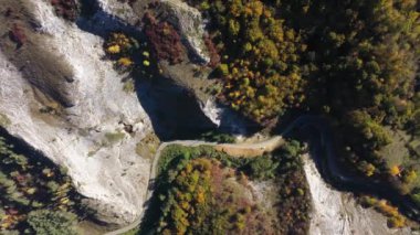 Havadan aşağıya derin kanyon manzarası, sonbahar ormanlarında geçit yolu. 