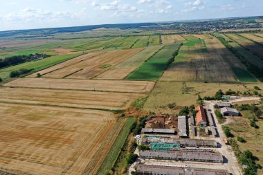 Biyolojik çiftlik, kırsal ahır, hangarlar, mandıra inekleri, insansız hava araçları tarafından havalanan biyolojik tarım arazileri.
