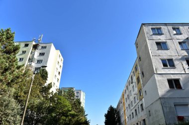 Beton binanın tipik ön cephesi. Sovyet blokları.