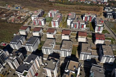 İHA ile çok sayıda yüksek katlı apartman bloğu olan büyük bir yerleşim alanının havadan görüntüsü