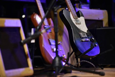 Canlı konserde sahnede elektro gitarlar