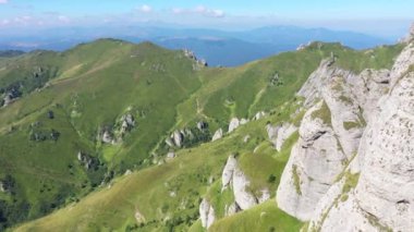 Dağlık arazi kayalık dağlar ve yeşil yamaçlar Karpatların hava manzarası
