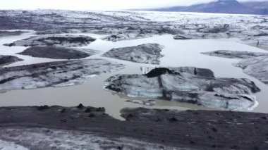  İklim değişikliği ve küresel ısınma nedeniyle İzlanda 'daki hızlı eriyen buzulların ve buzdağlarının insansız hava aracı görüntüsü. Fjallsarlon Buzulu