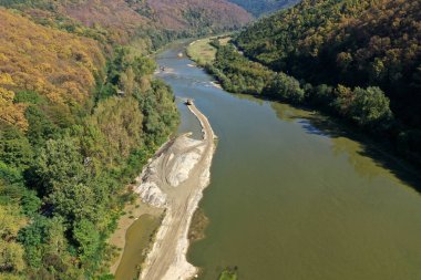 Nehrin havadan görünüşünde dron tarafından kum ve çakıl kullanımı