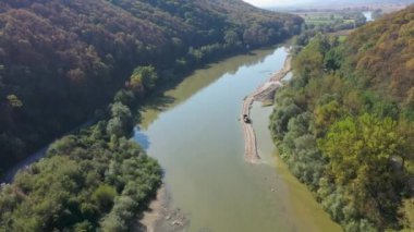 Nehrin havadan görünüşünde dron tarafından kum ve çakıl kullanımı