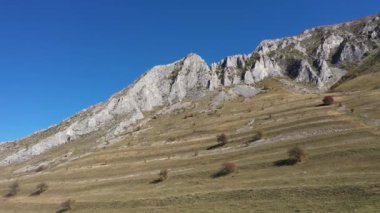  Devasa dağ sırtı üzerinde uçan, kireçtaşı uçurumlar havada. Piatra Secuiului, Szekelyko, Romanya İHA ile