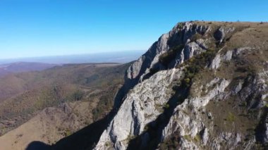   Devasa dağ sırtı üzerinde uçan, kireçtaşı uçurumlar havada. Piatra Secuiului, Szekelyko, Romanya İHA ile