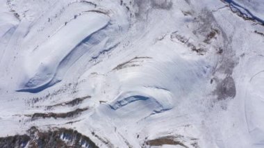 Dağlardaki kırsal teraslarda karla kaplı hava manzarası