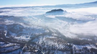 Kış zamanı, sisli kırsal tepelerin havadan görünüşü, İHA 'larla sabah sisi.