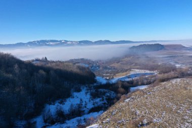 Kış zamanı, sisli kırsal tepelerin havadan görünüşü, İHA 'larla sabah sisi.