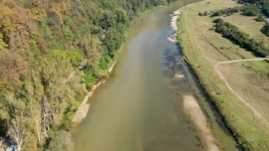  Bir nehrin üzerinden uçup, vadi gibi bir hava manzarasıyla...