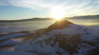  İnsansız hava aracı ile, soğuk kırsal tepelerin üzerindeki günbatımı manzarası.
