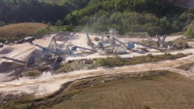 Taş ocağının hava görüntüsü taşıma bandı sistemi çalışıyor, taş çene ezici fabrikası