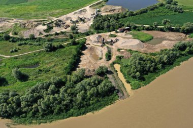 Nehir kumu ve çakıl sömürüsünün hava görüntüsü, çukur, taş ocağı, safra, çevre üzerinde ekolojik etki
