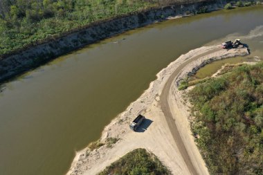 Nehrin havadan görünüşünde dron tarafından kum ve çakıl kullanımı