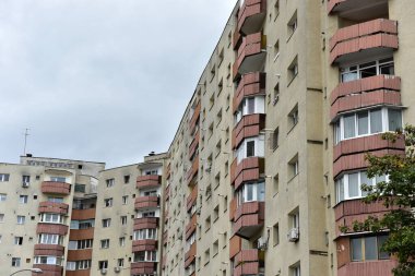 Beton binanın tipik ön cephesi. Sovyet blokları.