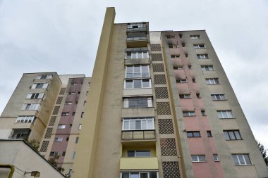 Komünist dönemden birkaç blok ötedeki apartman manzarası, Doğu Avrupa 'da yıpranmış beton binalar