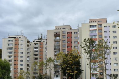 Komünist dönemde inşa edilmiş Sovyet apartmanları, beton apartmanlar.