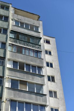 Komünist dönemde inşa edilmiş Sovyet apartmanları, beton apartmanlar.