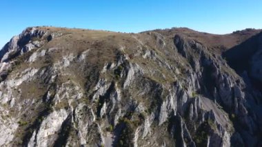  Alp kayalıklarının yüksek dağlarının havadan görünüşü. Piatra Secuiului, Szekelyko, Romanya İHA ile