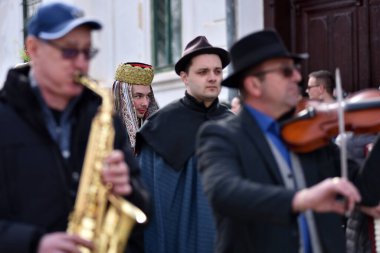 RIMETEA, ROMANIA - 2 Mart 2024: İnsanlar kış sonunda geleneksel Macar kostümü giyip karnavalı kutluyorlar