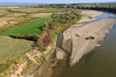 İnsansız hava aracıyla nehir kıyısındaki büyük bir kumsal adasının havadan görüntüsü.