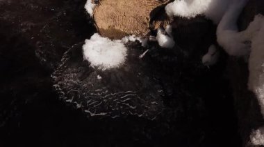  Buz kristalleri kışın donmuş nehir suyu akıntısı üzerinde