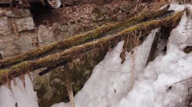   Donmuş su değirmeniyle bir köyde kışın donmuş su buzu.