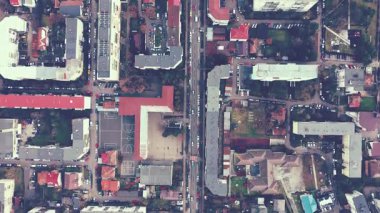  Şehir binalarının yavaş çekim gücü ve insansız hava aracı ile şehir sokaklarında trafik