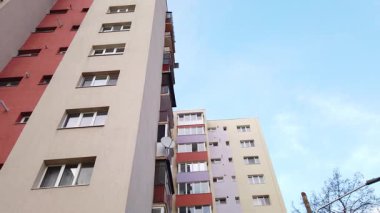 Tipik beton termal yalıtımlı panel binası cephesi. Sovyet blokları. Romanya ve Doğu Avrupa